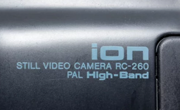 Inscripción grabada en el cuerpo de la cámara: Still video camera RC-260, Pal High Band