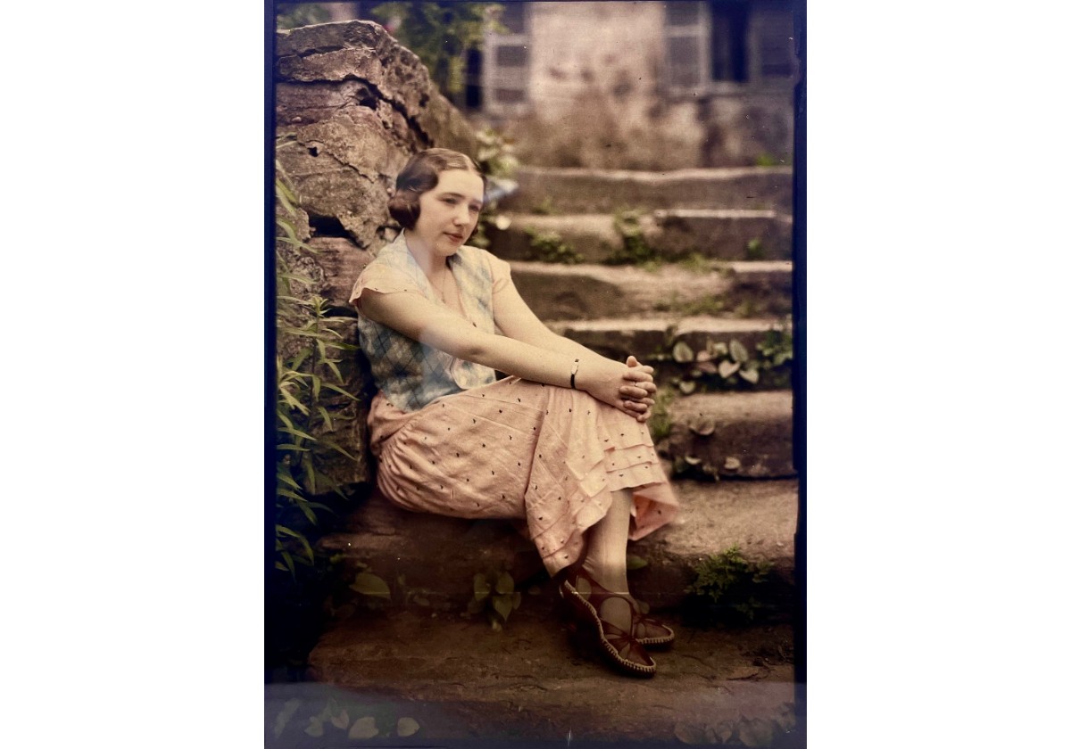AUTOCHROME, (SEÑORA EN ESCALERA)
