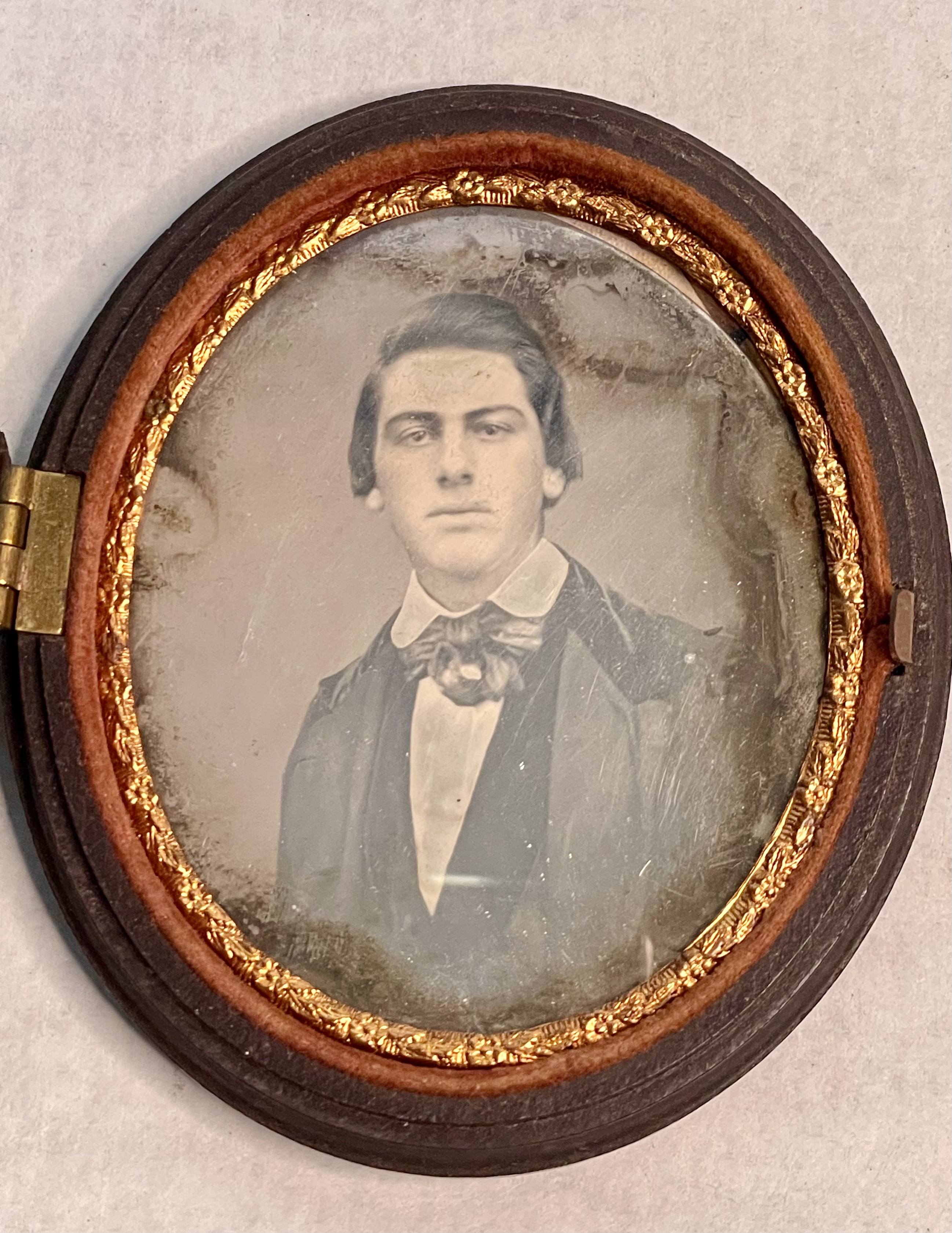 DAGUERROTIPO, HOMBRE JOVEN, OVALADO.