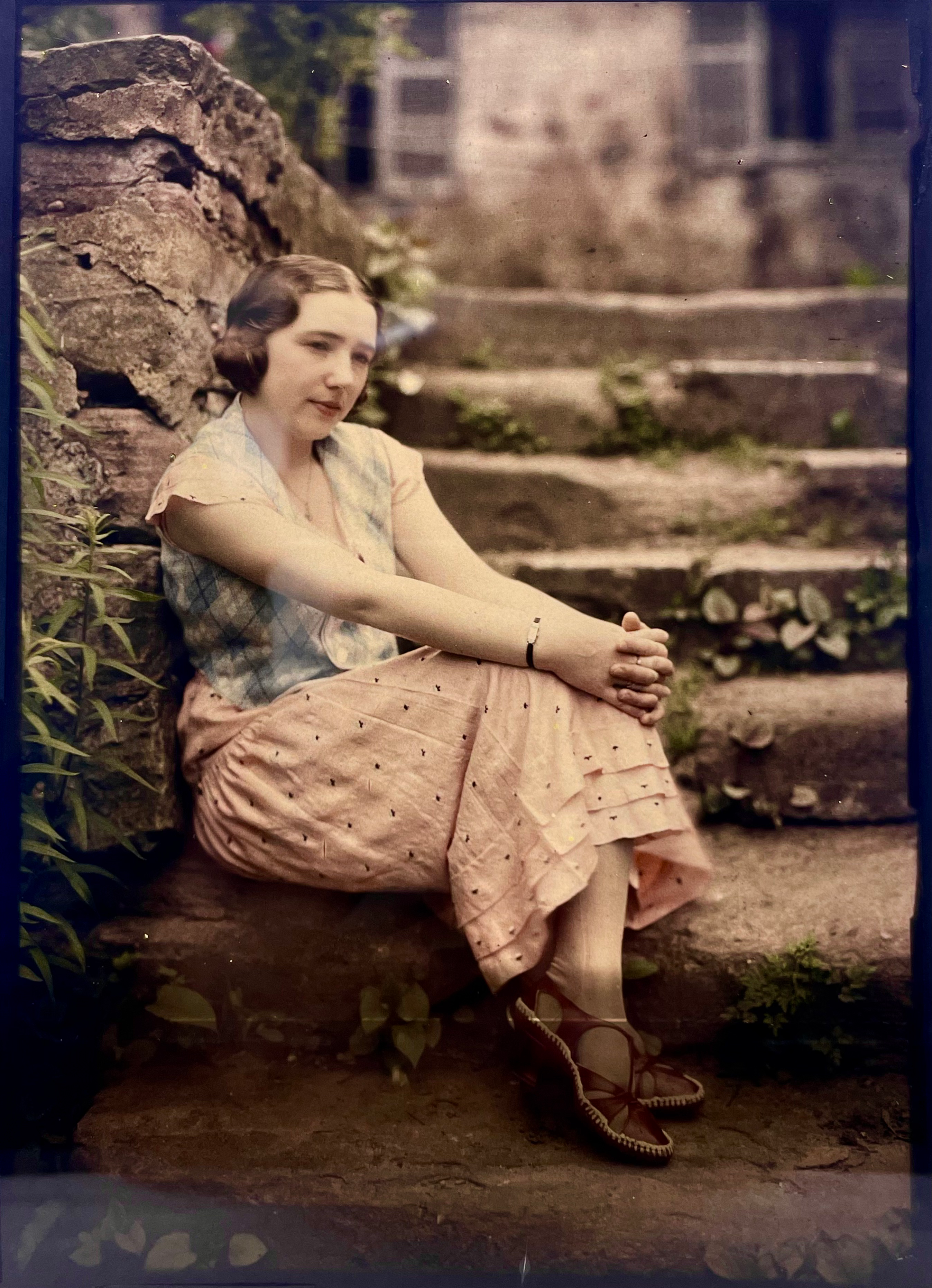 AUTOCHROME, (SEÑORA EN ESCALERA)
